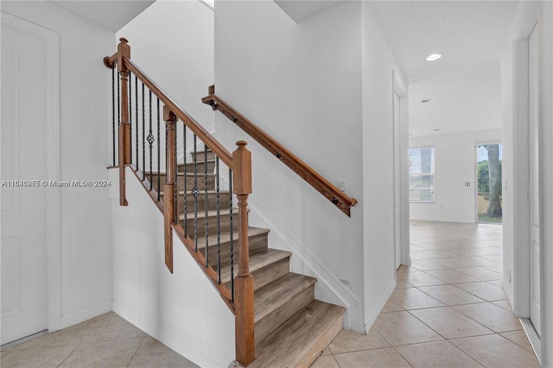 Active With Contract: $3,400 (3 beds, 3 baths, 1894 Square Feet)