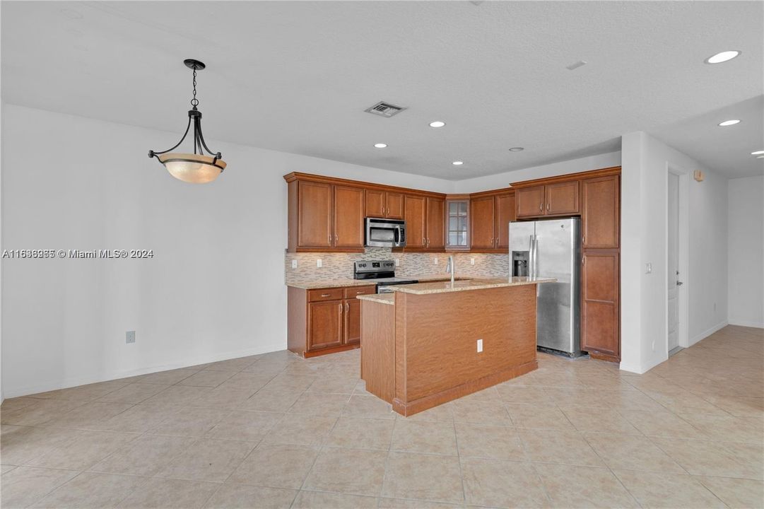 Active With Contract: $3,400 (3 beds, 3 baths, 1894 Square Feet)