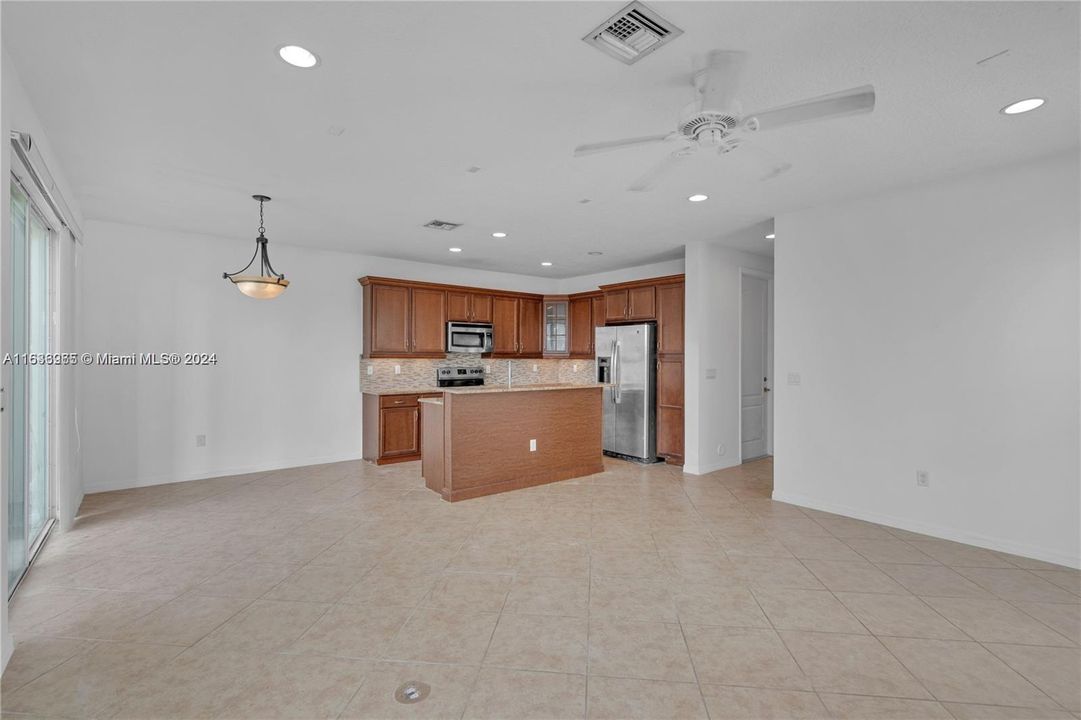 Active With Contract: $3,400 (3 beds, 3 baths, 1894 Square Feet)