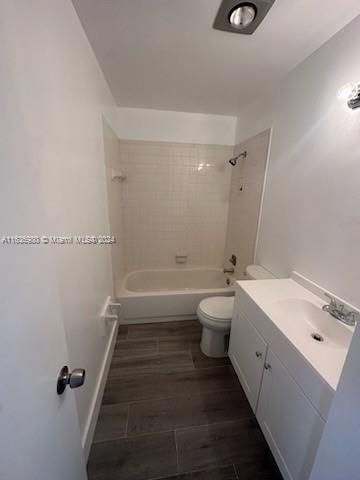 Active With Contract: $2,200 (2 beds, 2 baths, 1243 Square Feet)