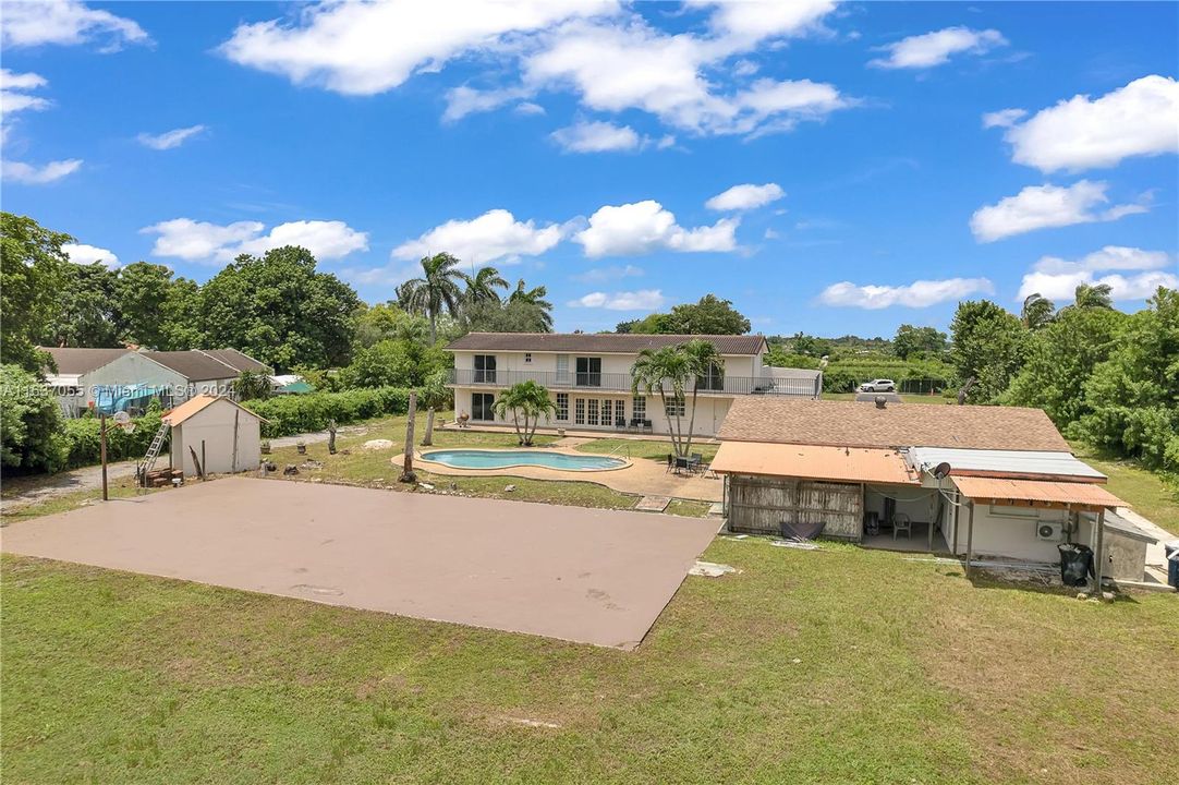 Recently Sold: $1,300,000 (5 beds, 3 baths, 4071 Square Feet)