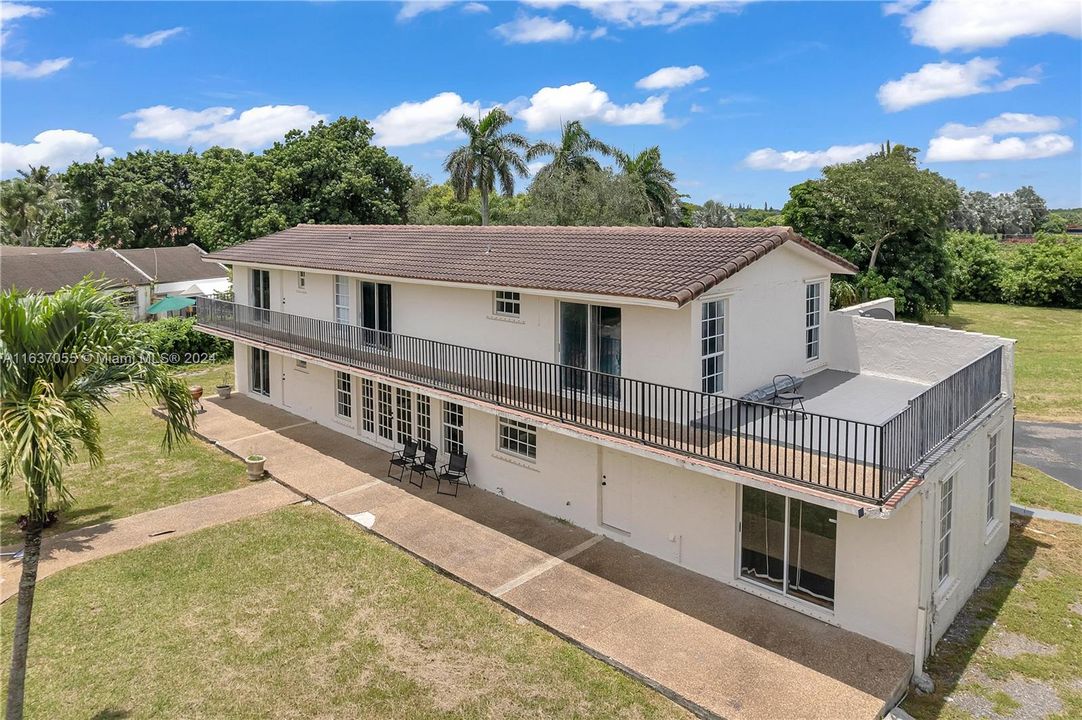 Recently Sold: $1,300,000 (5 beds, 3 baths, 4071 Square Feet)