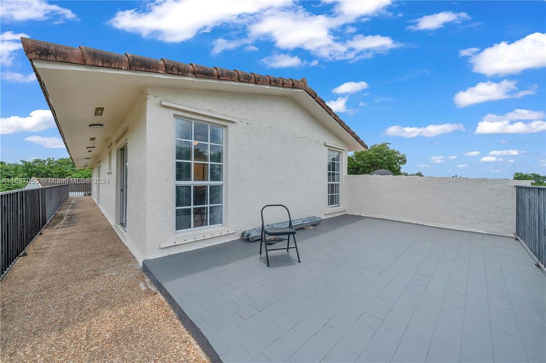 Recently Sold: $1,300,000 (5 beds, 3 baths, 4071 Square Feet)