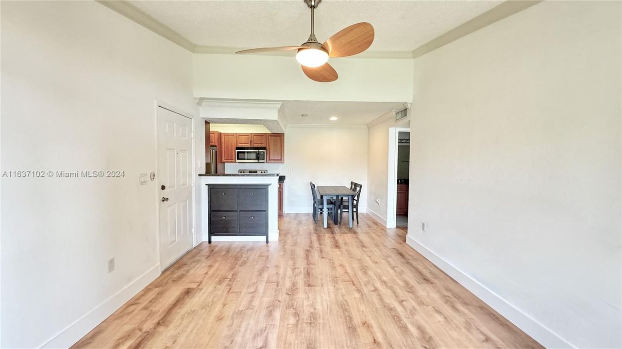 Active With Contract: $1,950 (1 beds, 1 baths, 586 Square Feet)