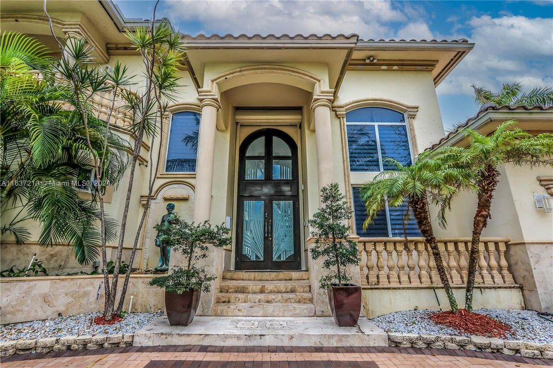 For Sale: $3,999,900 (5 beds, 4 baths, 4735 Square Feet)