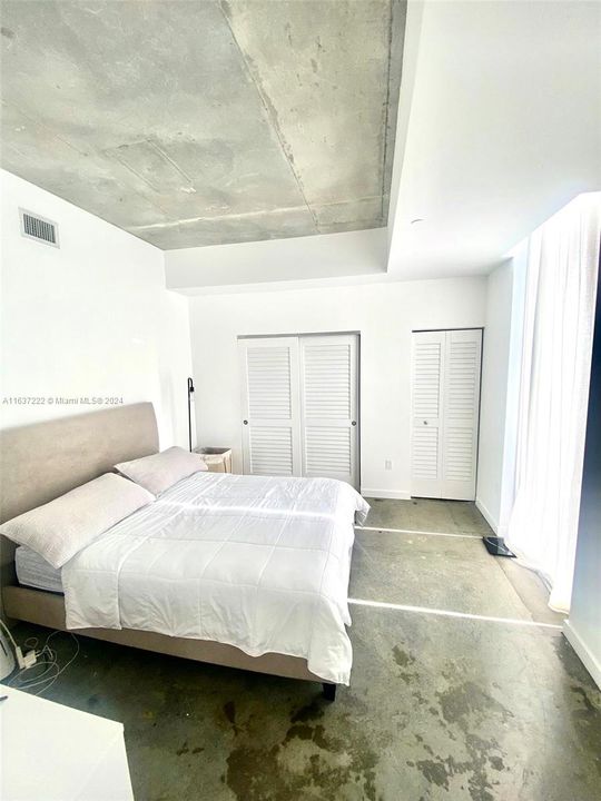 For Sale: $350,000 (1 beds, 1 baths, 607 Square Feet)