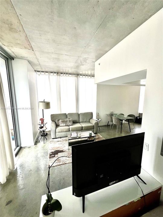 For Sale: $350,000 (1 beds, 1 baths, 607 Square Feet)