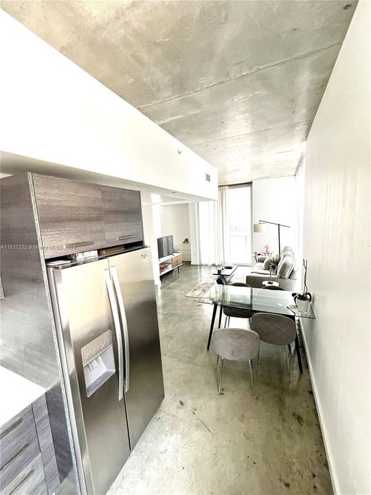 For Sale: $350,000 (1 beds, 1 baths, 607 Square Feet)