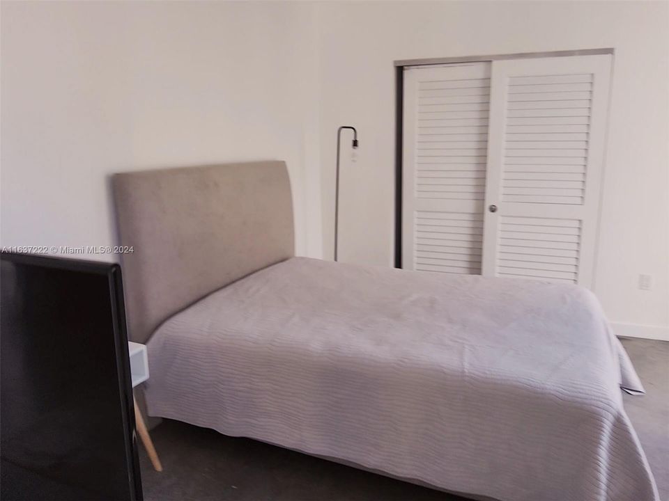 For Sale: $347,000 (1 beds, 1 baths, 607 Square Feet)