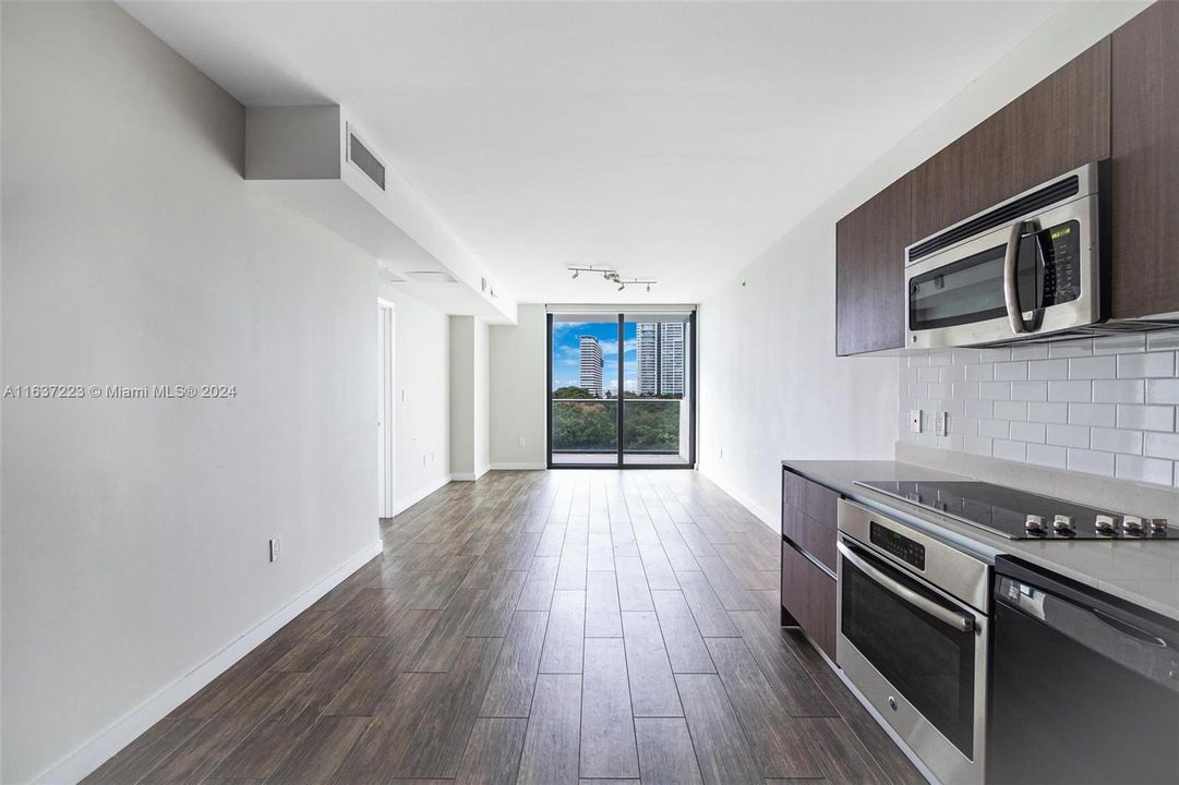 For Sale: $469,550 (1 beds, 1 baths, 659 Square Feet)