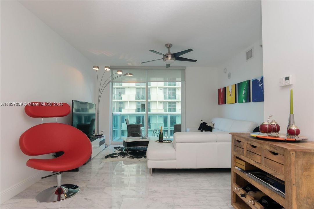 For Sale: $760,000 (2 beds, 2 baths, 930 Square Feet)