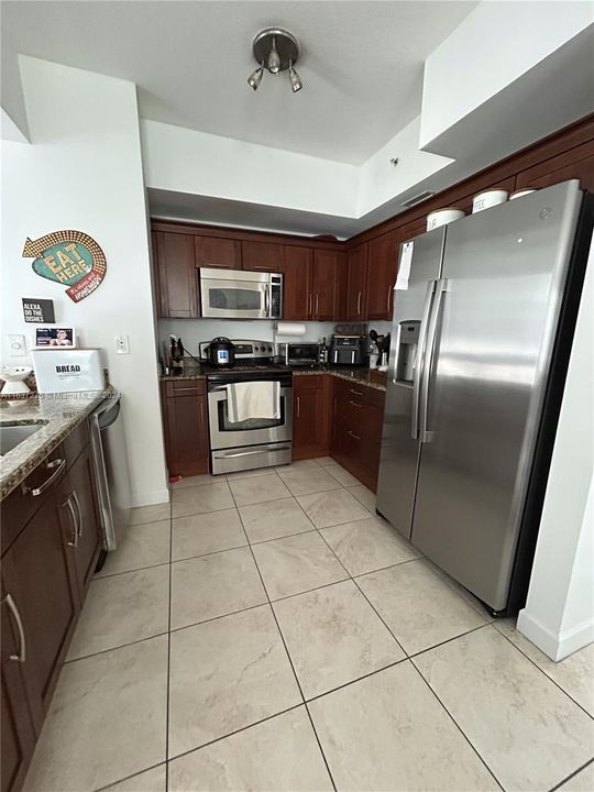 Active With Contract: $2,800 (2 beds, 2 baths, 1231 Square Feet)