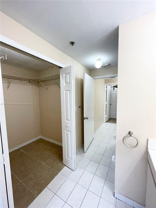 Active With Contract: $2,400 (2 beds, 2 baths, 1115 Square Feet)