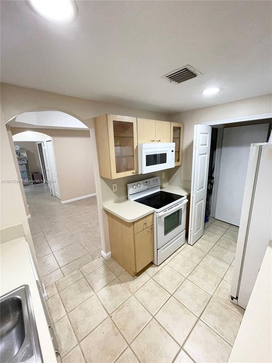 Active With Contract: $2,400 (2 beds, 2 baths, 1115 Square Feet)