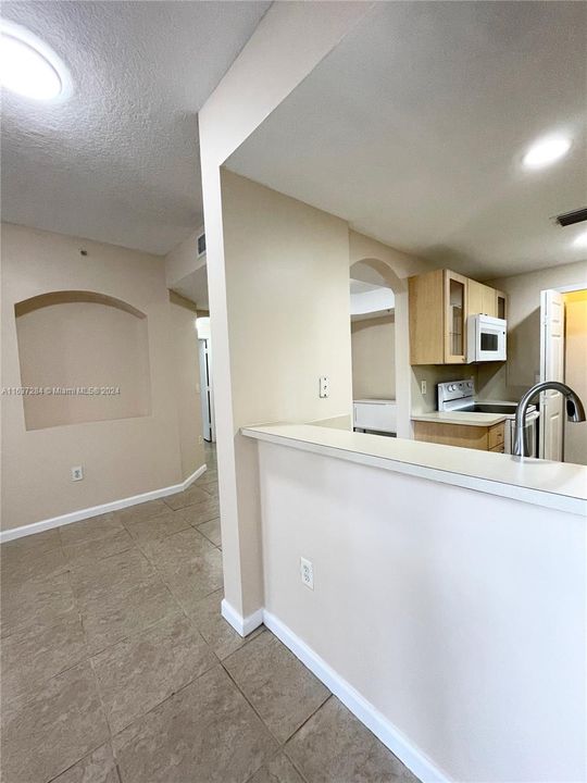 Active With Contract: $2,400 (2 beds, 2 baths, 1115 Square Feet)