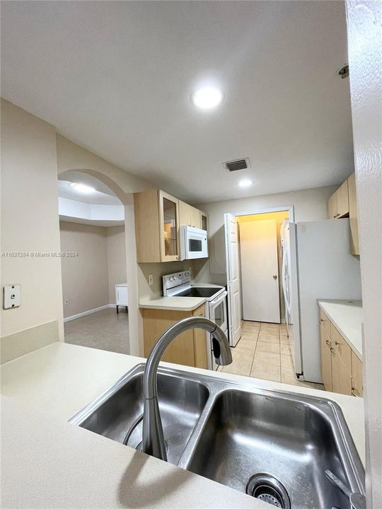 Active With Contract: $2,400 (2 beds, 2 baths, 1115 Square Feet)