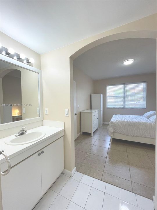 Active With Contract: $2,400 (2 beds, 2 baths, 1115 Square Feet)