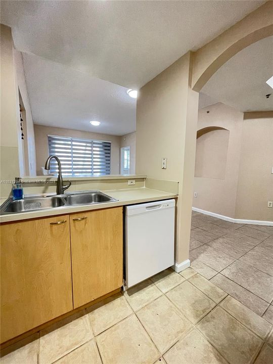 Active With Contract: $2,400 (2 beds, 2 baths, 1115 Square Feet)