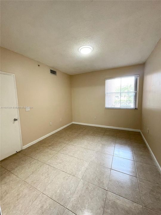 Active With Contract: $2,400 (2 beds, 2 baths, 1115 Square Feet)