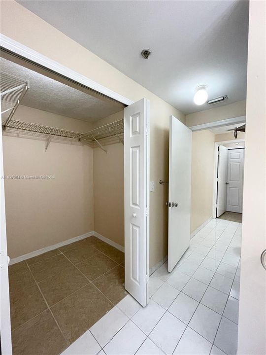 Active With Contract: $2,400 (2 beds, 2 baths, 1115 Square Feet)