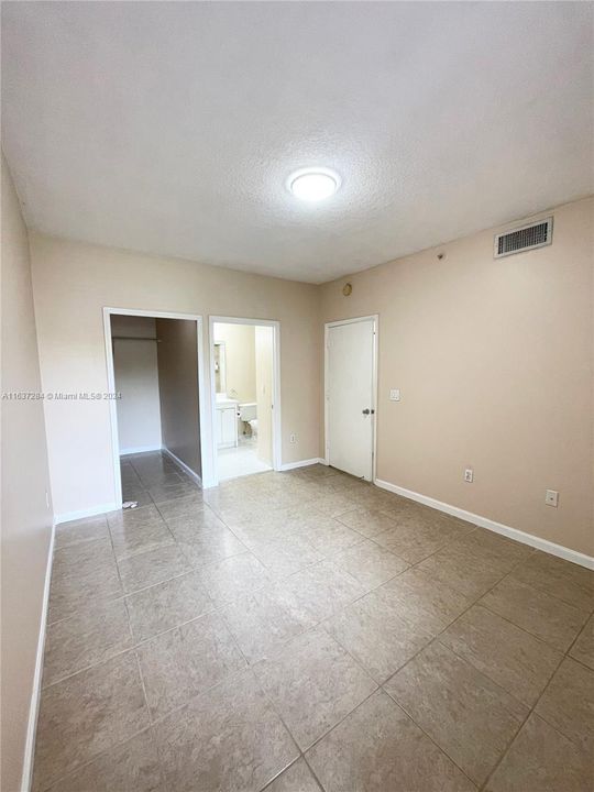 Active With Contract: $2,400 (2 beds, 2 baths, 1115 Square Feet)