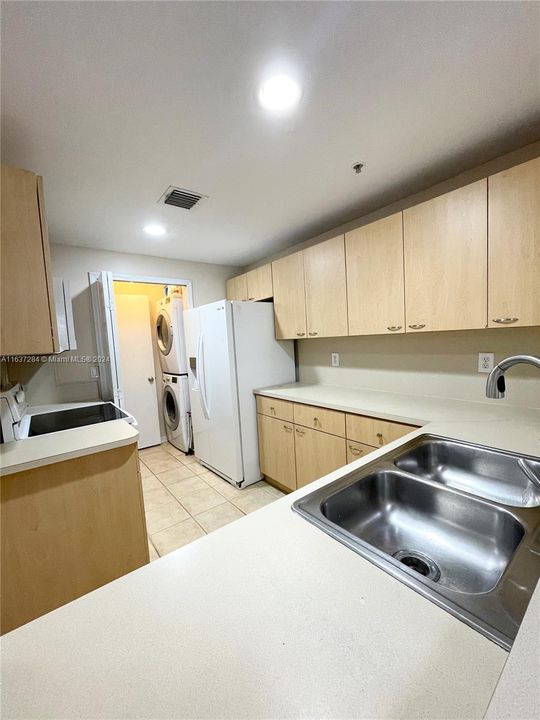 Active With Contract: $2,400 (2 beds, 2 baths, 1115 Square Feet)