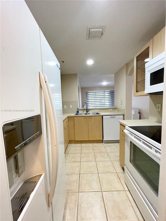 Active With Contract: $2,400 (2 beds, 2 baths, 1115 Square Feet)