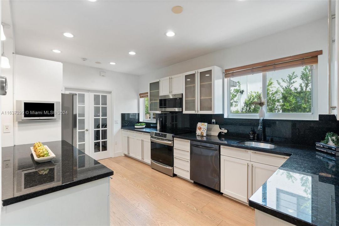 Active With Contract: $2,395,000 (4 beds, 3 baths, 2494 Square Feet)