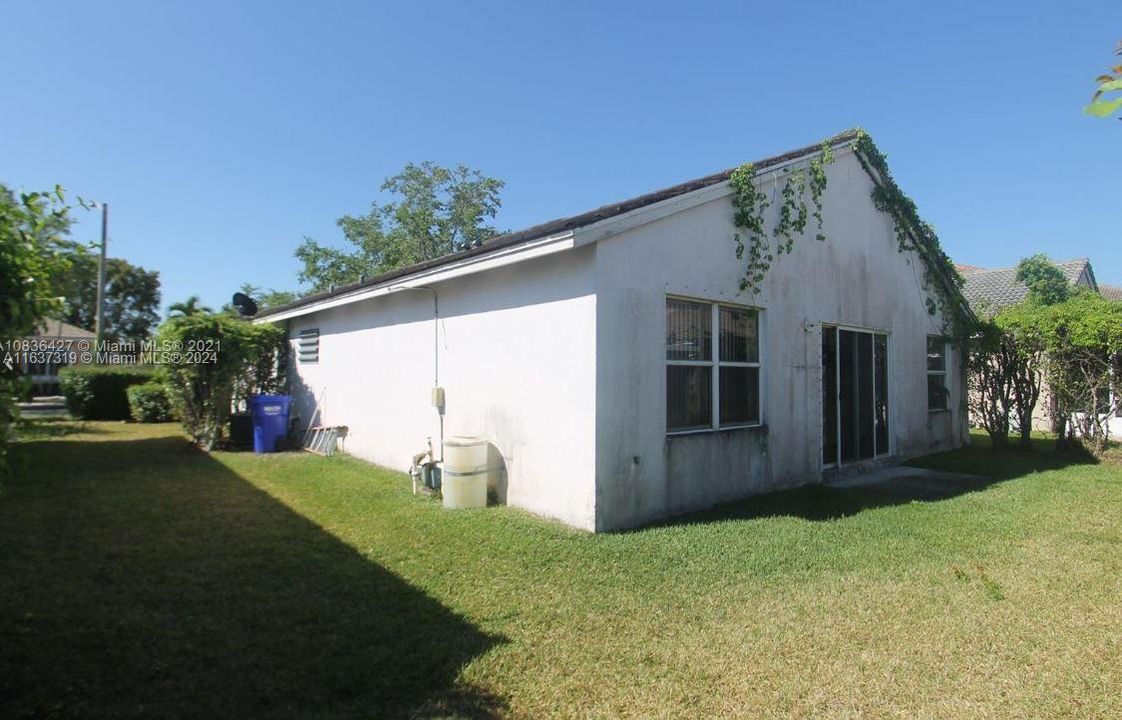 Active With Contract: $519,000 (3 beds, 2 baths, 1386 Square Feet)