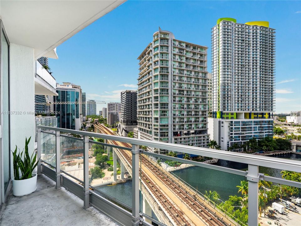 For Sale: $649,000 (2 beds, 2 baths, 1340 Square Feet)