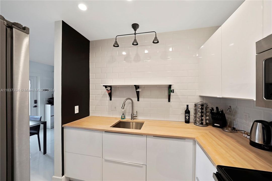 MODERN & FUNCTIONAL KITCHEN with HIDDEN DISHWASHER