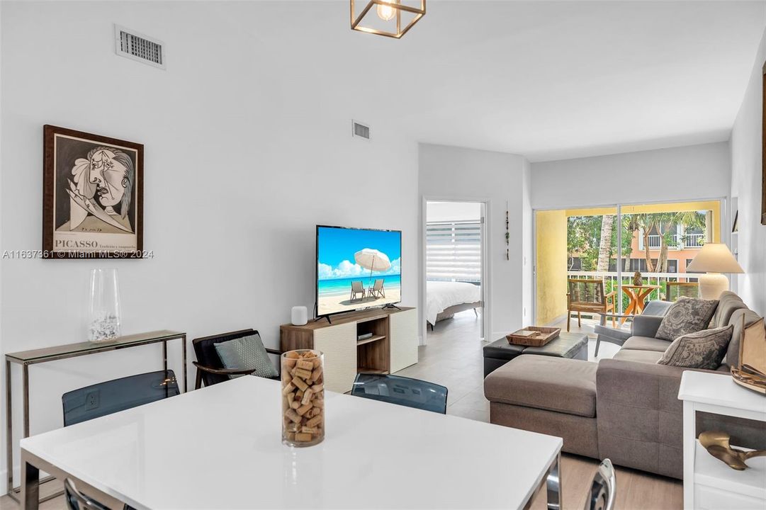 Recently Sold: $584,000 (2 beds, 2 baths, 1029 Square Feet)