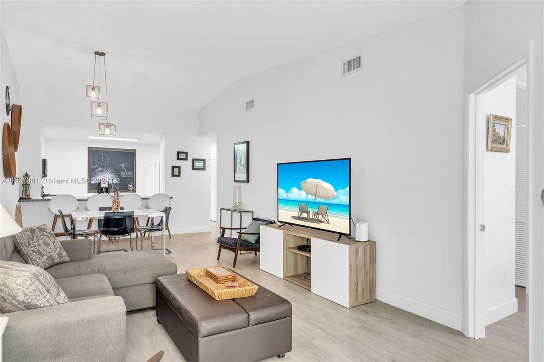 Recently Sold: $584,000 (2 beds, 2 baths, 1029 Square Feet)