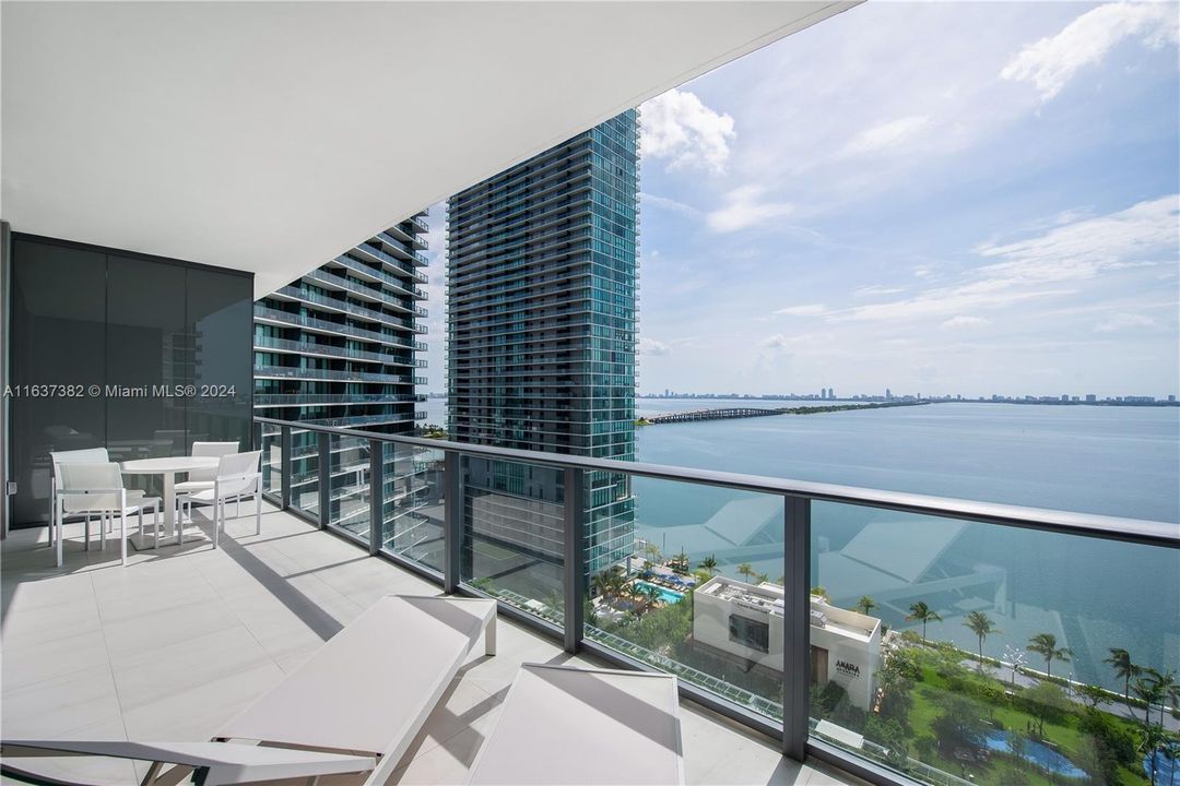 Recently Rented: $5,900 (2 beds, 3 baths, 1186 Square Feet)