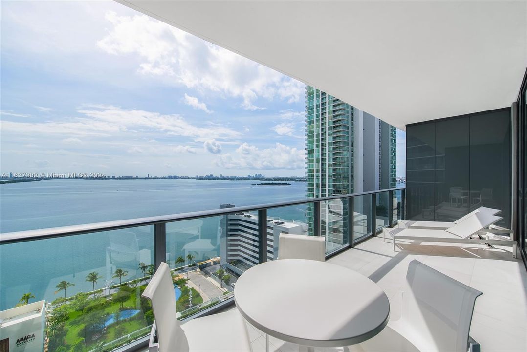 Recently Rented: $5,900 (2 beds, 3 baths, 1186 Square Feet)