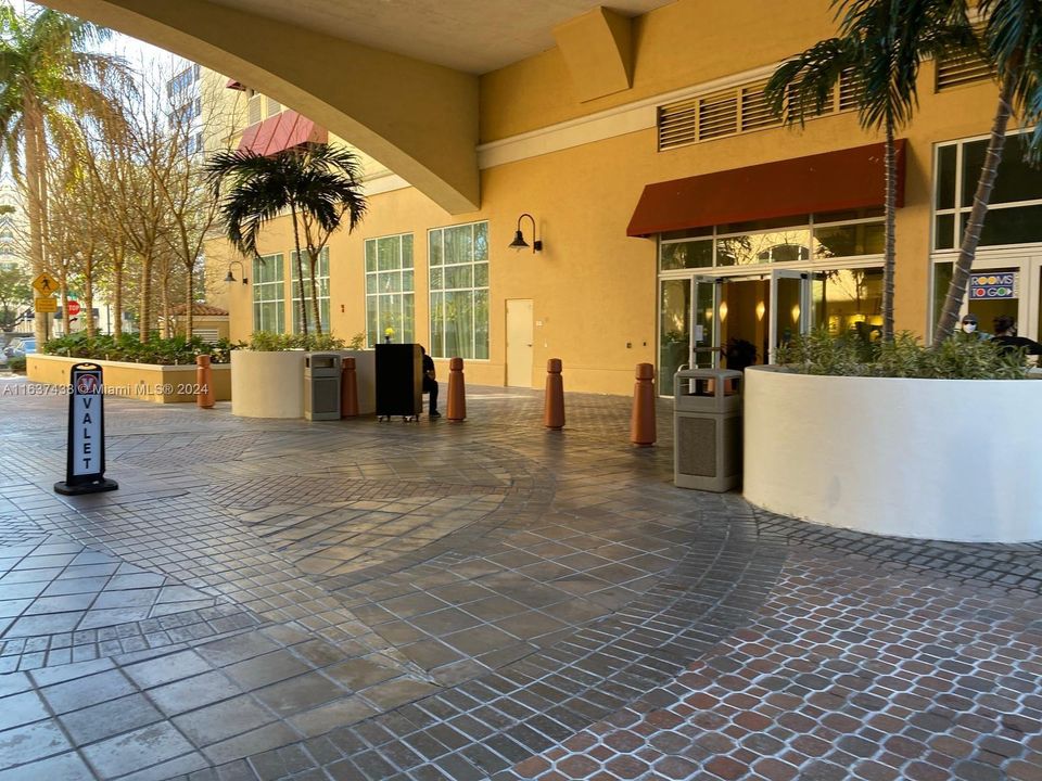 Recently Rented: $3,950 (3 beds, 2 baths, 1498 Square Feet)