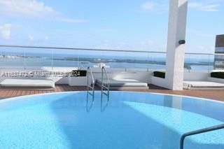 Recently Sold: $429,000 (1 beds, 1 baths, 738 Square Feet)