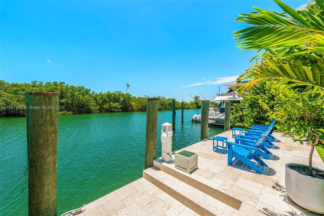 100 FEET ON PINES CANAL WITH 15,000 POUND BOAT LIFT