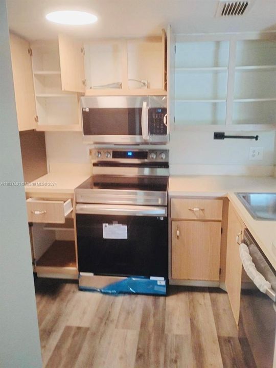 Recently Rented: $1,850 (2 beds, 2 baths, 965 Square Feet)