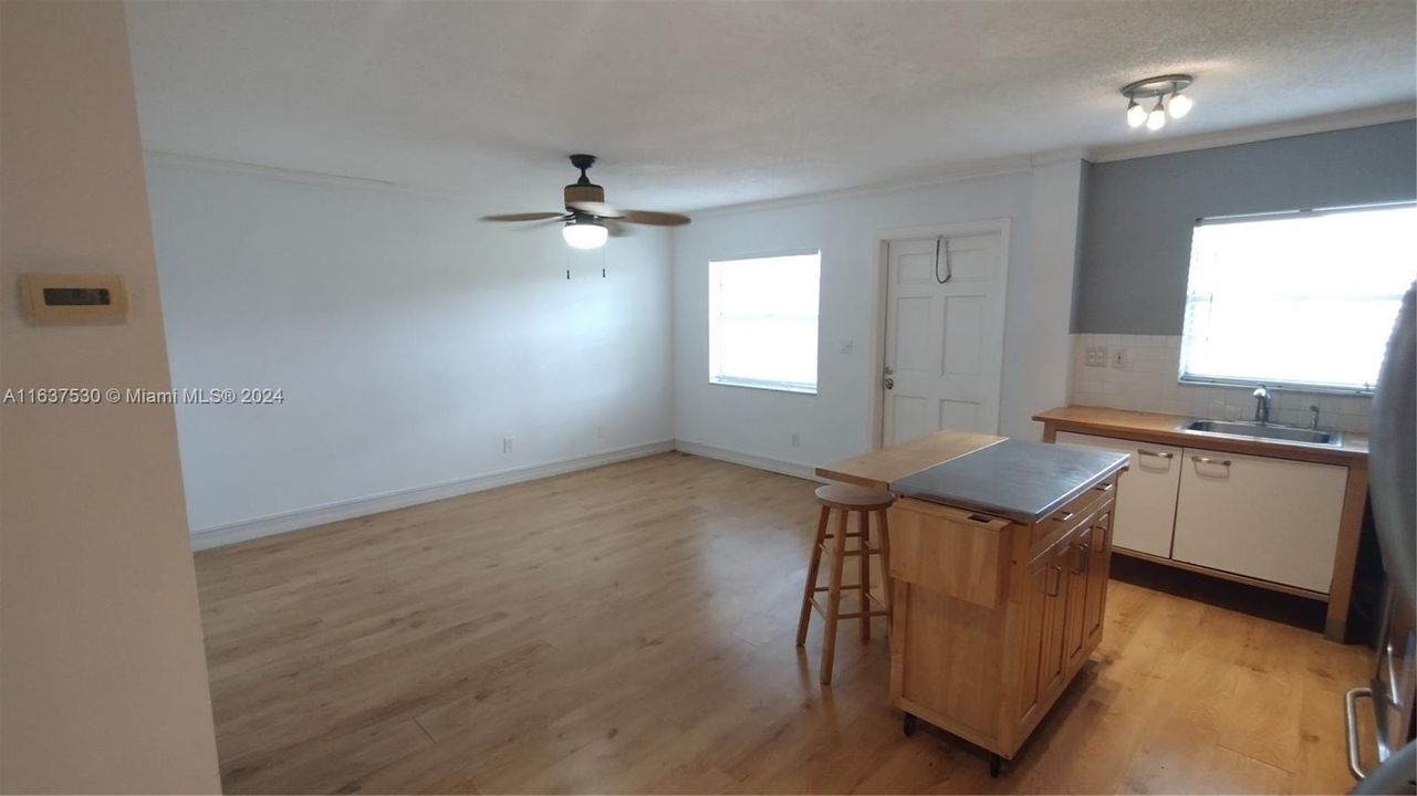 Active With Contract: $1,600 (1 beds, 1 baths, 567 Square Feet)