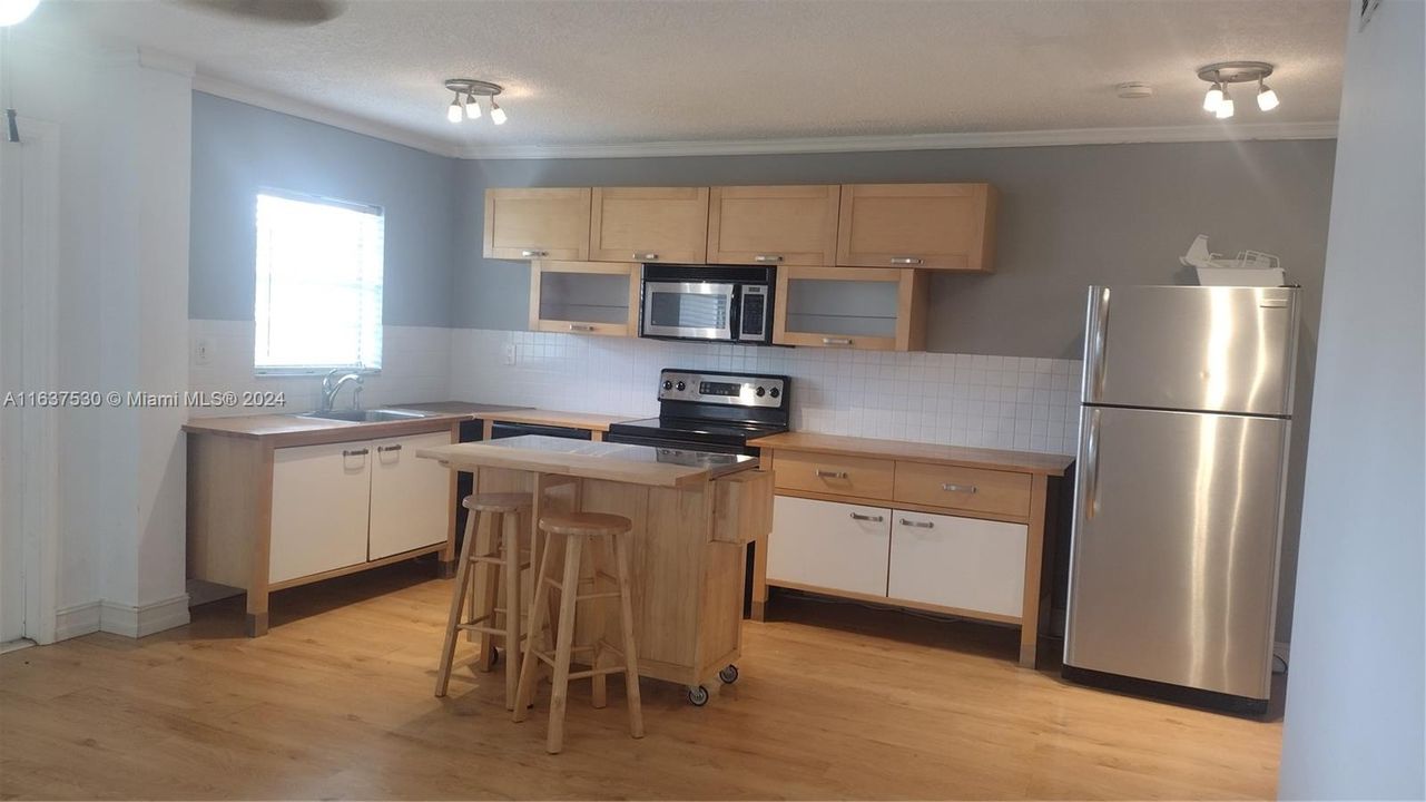 Active With Contract: $1,600 (1 beds, 1 baths, 567 Square Feet)