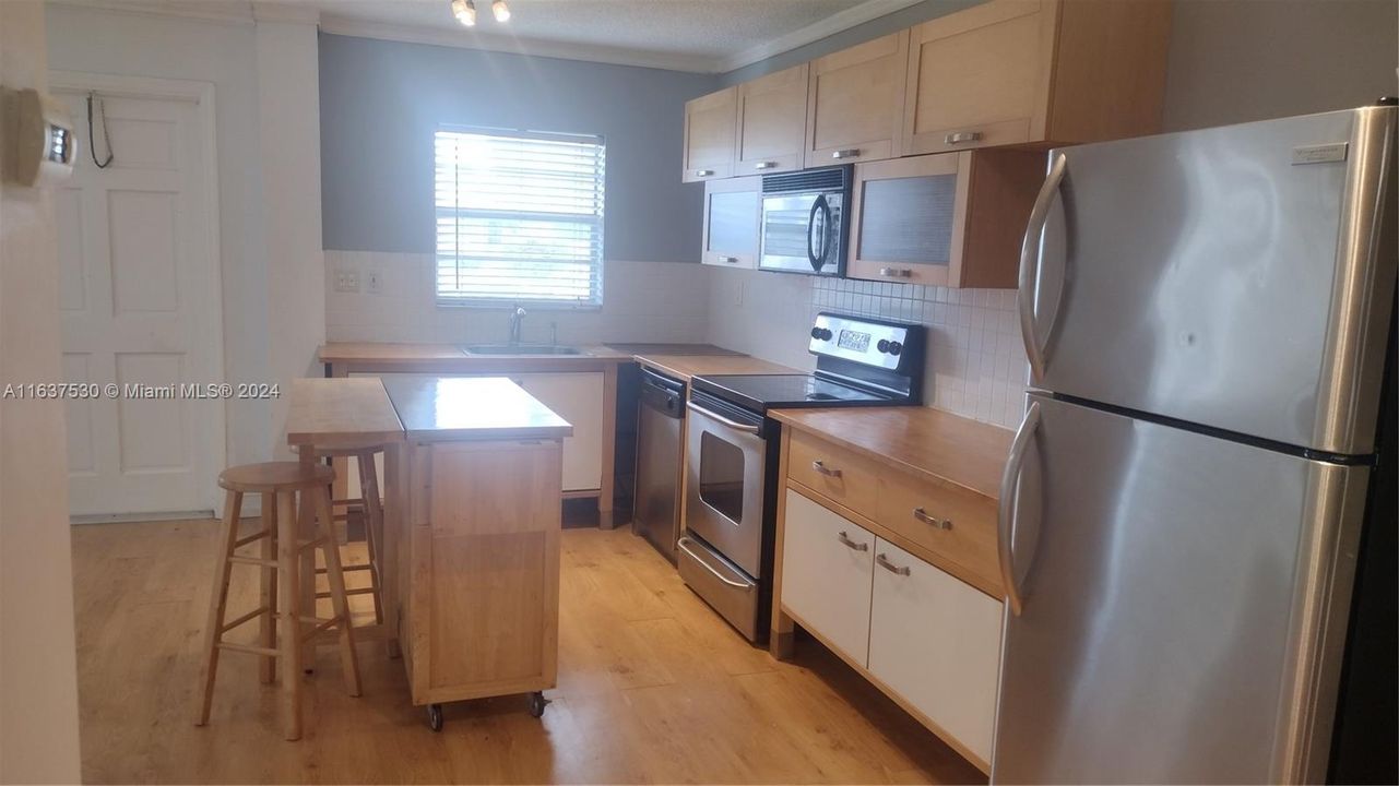 Active With Contract: $1,600 (1 beds, 1 baths, 567 Square Feet)