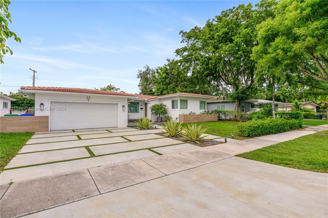 For Sale: $2,999,000 (3 beds, 2 baths, 1971 Square Feet)