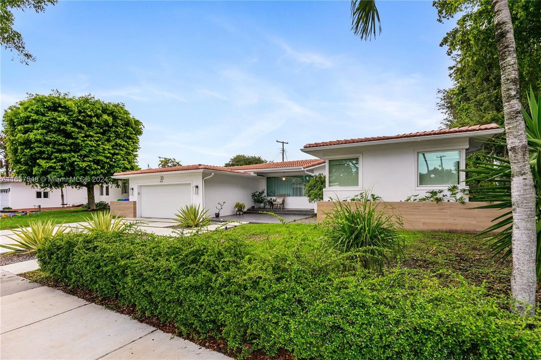 For Sale: $2,999,000 (3 beds, 2 baths, 1971 Square Feet)