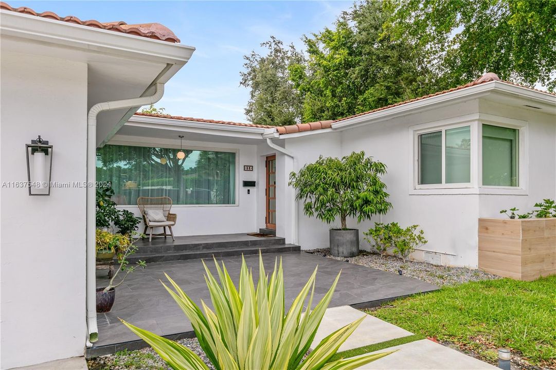 For Sale: $2,999,000 (3 beds, 2 baths, 1971 Square Feet)