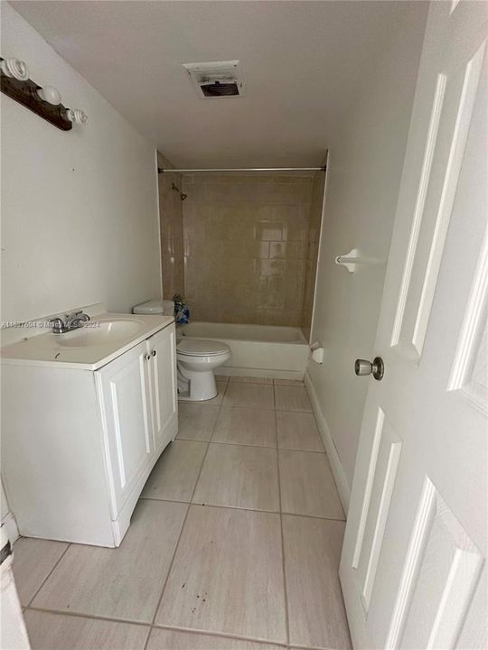 Active With Contract: $144,400 (2 beds, 2 baths, 920 Square Feet)