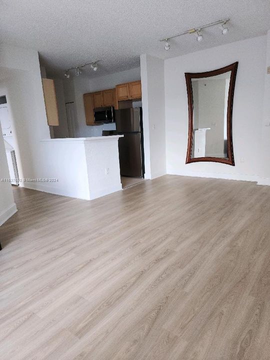 最近租的: $2,400 (2 贝兹, 1 浴室, 842 平方英尺)