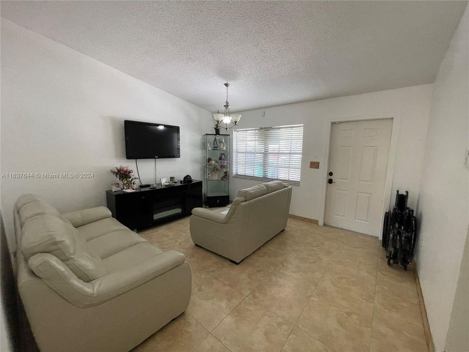 For Sale: $398,500 (2 beds, 2 baths, 1251 Square Feet)