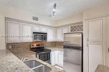 Active With Contract: $298,800 (2 beds, 2 baths, 966 Square Feet)