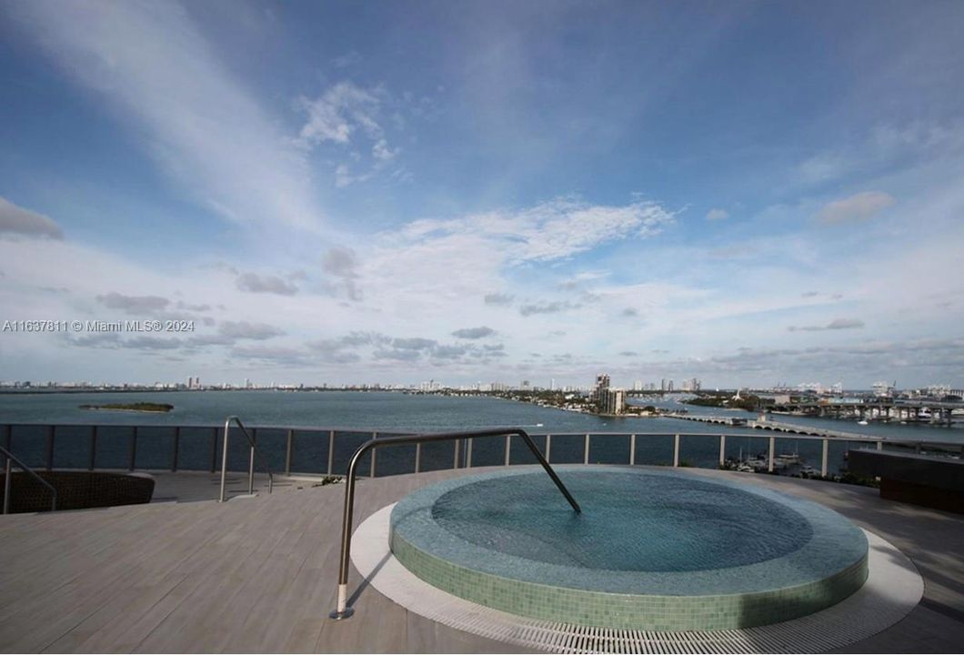 Recently Rented: $3,900 (1 beds, 2 baths, 979 Square Feet)